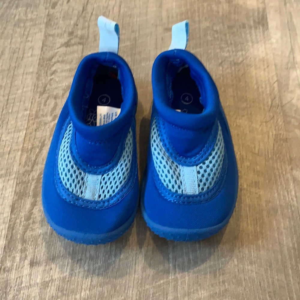I Play  Water Shoes Size 4, Baby